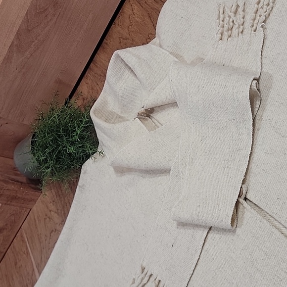 New Peruvian Wool Poncho/Cape w/ Built In Scarves - Picture 12 of 12